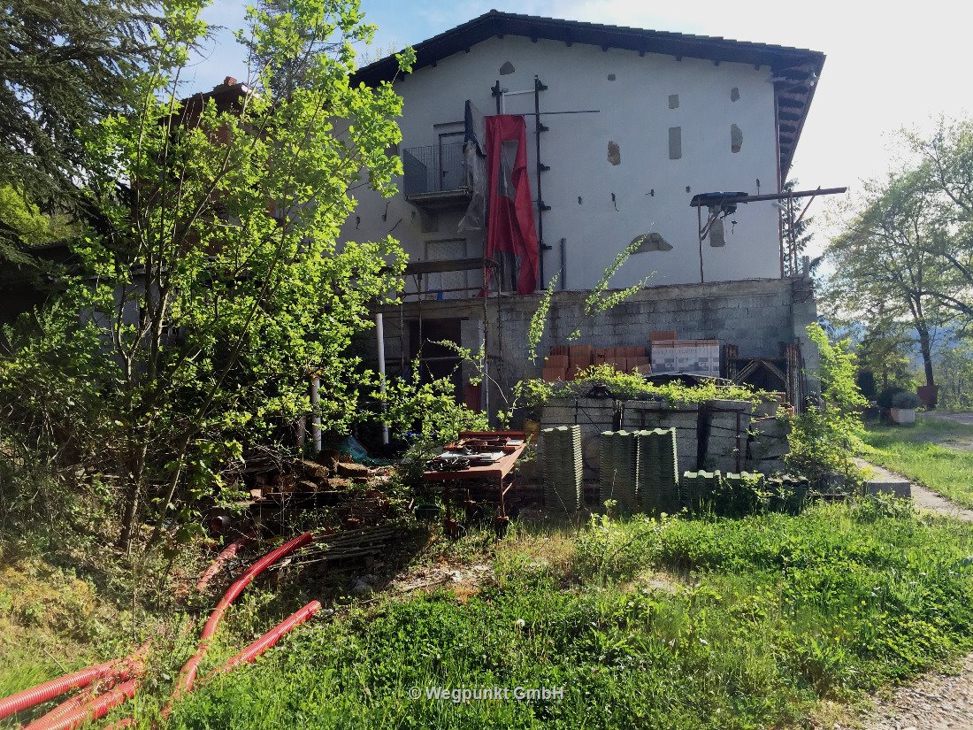 Hinter dem Haus sieht es weniger toll aus - aber vorne ist ein kleines Restaurant und ein Laden